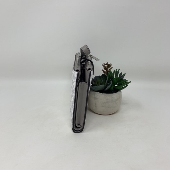 Michael Kors JST Large Zip Wristlet - Picture 2 of 8